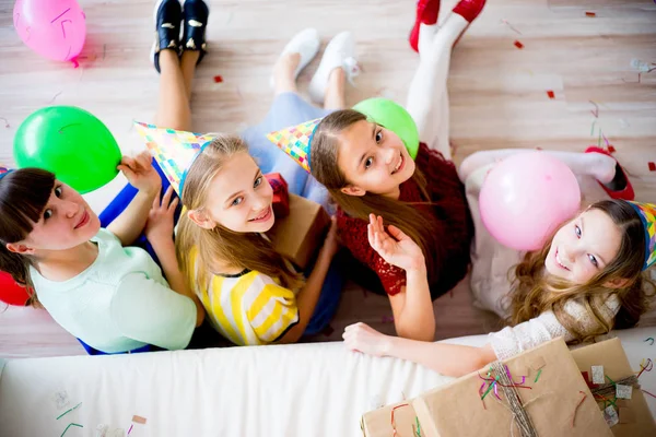 Meninas comemorando aniversário — Fotografia de Stock