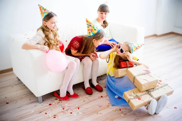 Meninas comemorando aniversário — Fotografia de Stock
