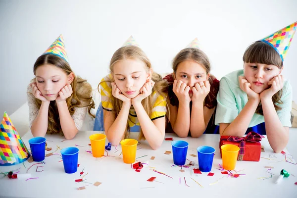 Meninas comemorando aniversário — Fotografia de Stock