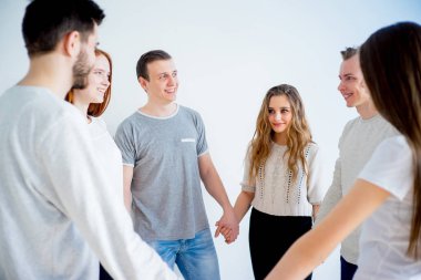 Arkadaşlar el ele tutuşuyor