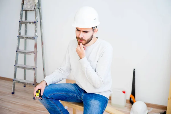 Erbauer mit gelbem Maßband — Stockfoto