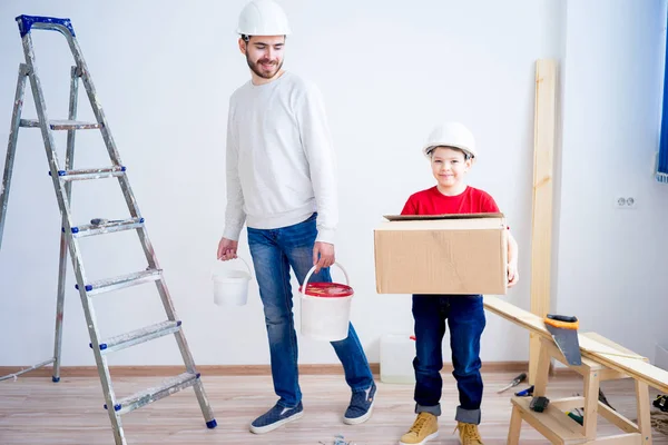 Vater und Sohn arbeiten zusammen — Stockfoto