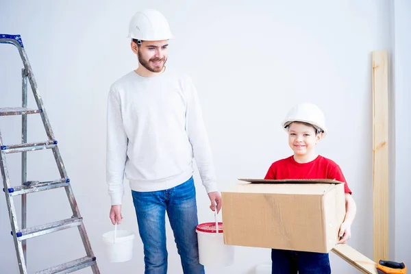 Vater und Sohn arbeiten zusammen — Stockfoto