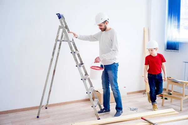 Vater und Sohn arbeiten zusammen — Stockfoto