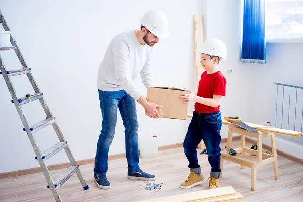 Vater und Sohn arbeiten zusammen — Stockfoto