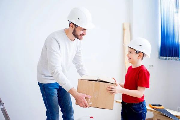 Vater und Sohn arbeiten zusammen — Stockfoto