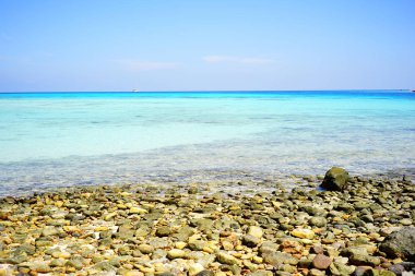çakıl plajı ve deniz