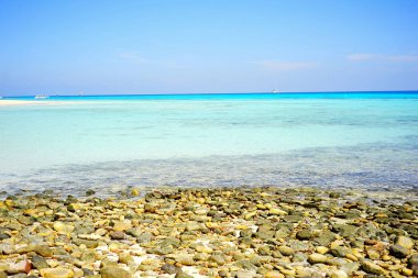 çakıl plajı ve deniz