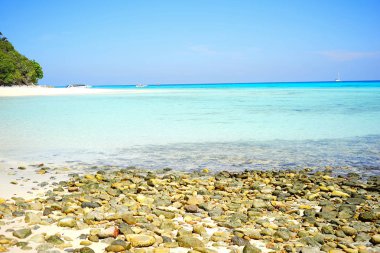 çakıl plajı ve deniz