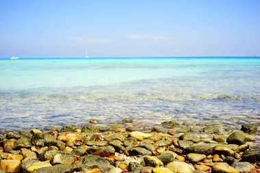 çakıl plajı ve deniz