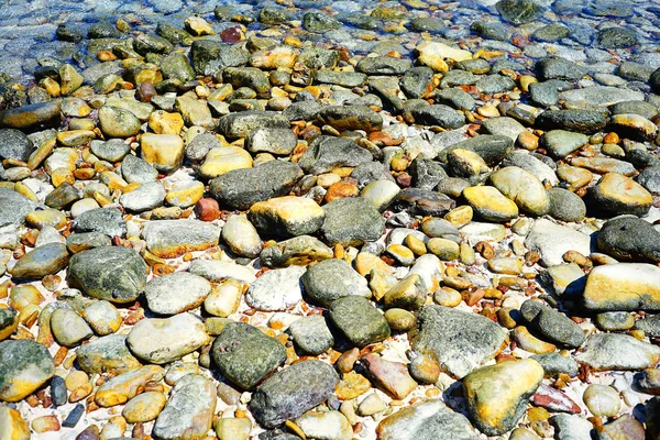 Playa de guijarros y mar —  Fotos de Stock