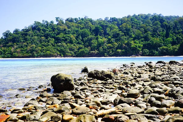 Kieselstrand und Meer — Stockfoto