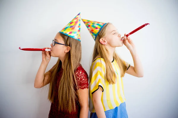 Mädchen mit Geburtstagspfeifen — Stockfoto