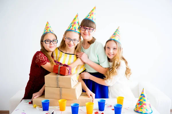 Κορίτσια γιορτάζουν τα γενέθλια — Φωτογραφία Αρχείου