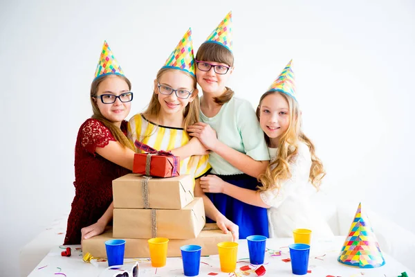 Lányok ünneplik a születésnapot — Stock Fotó