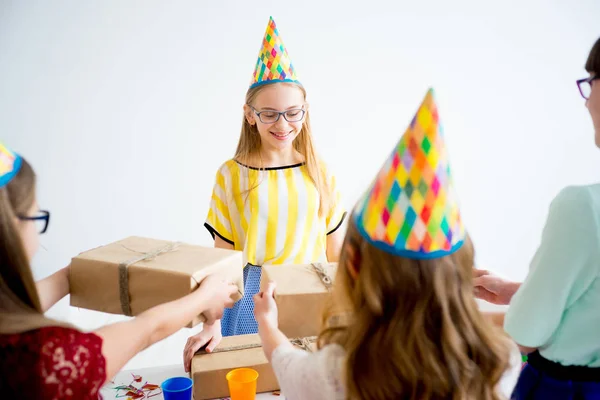 Mädchen feiern Geburtstag — Stockfoto