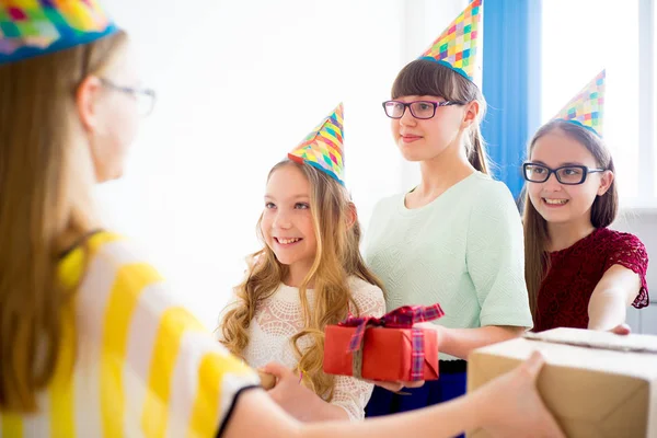 Chicas celebrando el cumpleaños — Foto de Stock