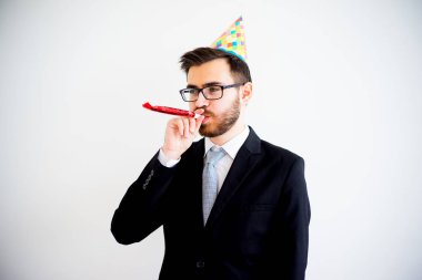 Doğum günü boru ile adam