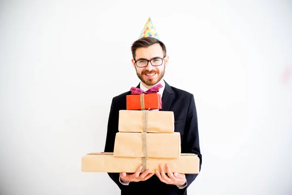 Homem segurando presentes de aniversário — Fotografia de Stock