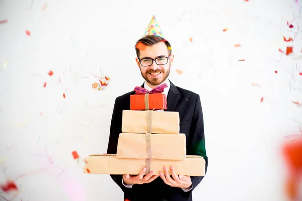 Homem segurando presentes de aniversário — Fotografia de Stock