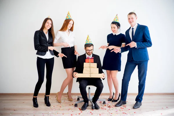 Fiesta de cumpleaños de oficina — Foto de Stock