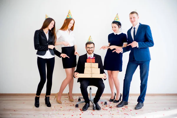 Fiesta de cumpleaños de oficina — Foto de Stock