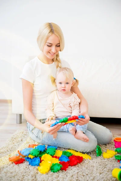 Anya, baby lánya játszik — Stock Fotó