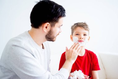 Baba ve oğul tıraş