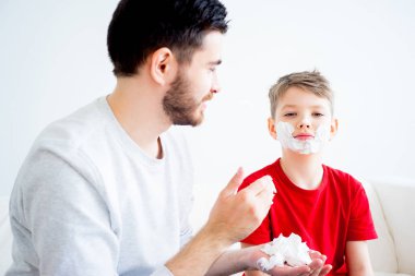 Baba ve oğul tıraş