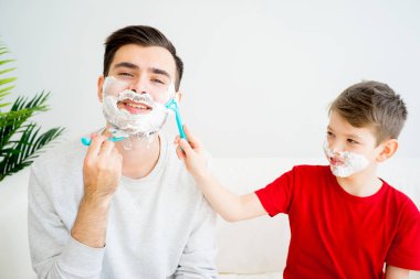 Baba ve oğul tıraş