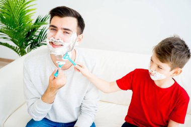 Baba ve oğul tıraş
