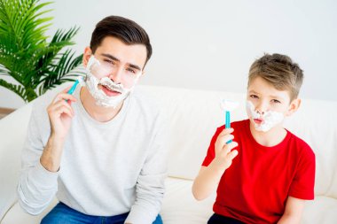 Baba ve oğul tıraş