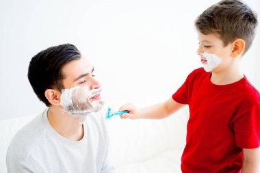 Baba ve oğul tıraş