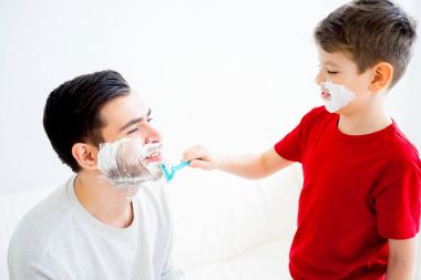 Baba ve oğul tıraş