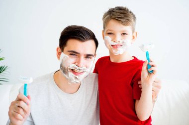 Baba ve oğul tıraş