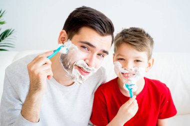 Baba ve oğul tıraş