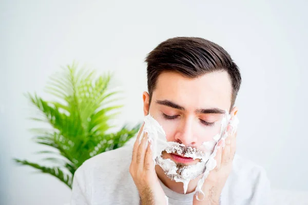 Homem barbeando sua barba — Fotografia de Stock