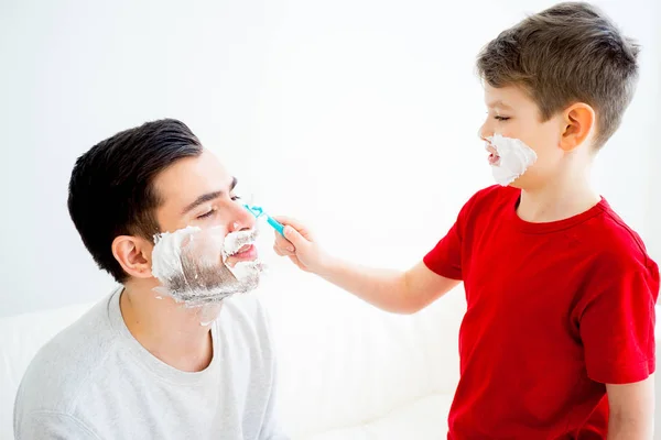 Apa és fia, borotválkozás — Stock Fotó