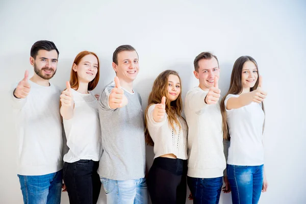 La gente pulgares hacia arriba — Foto de Stock