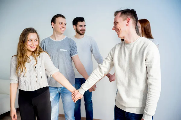 Amigos tomados de la mano — Foto de Stock