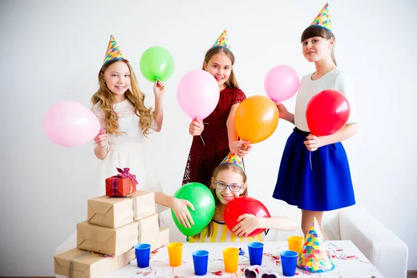 Meninas comemorando aniversário — Fotografia de Stock