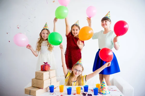 Kızlar doğum gününü kutluyor — Stok fotoğraf