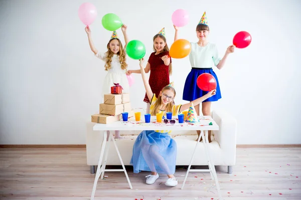 Meninas comemorando aniversário — Fotografia de Stock