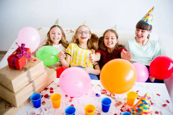 Meisjes vieren verjaardag — Stockfoto