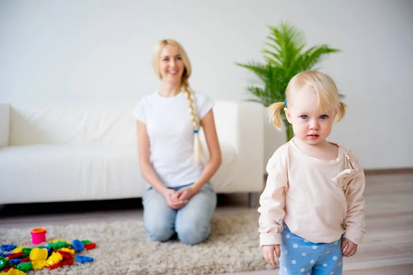 Madre jugando con su hija pequeña — Foto de Stock