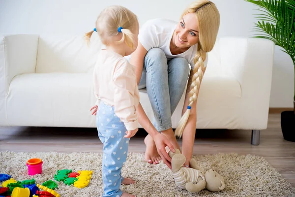 Madre jugando con su hija pequeña — Foto de Stock