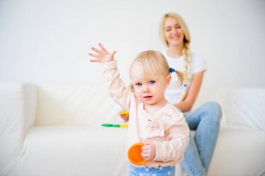 bebek kızı ile oynarken annesi