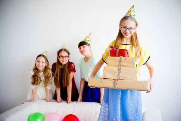 Tonåring flicka innehav gåvor — Stockfoto