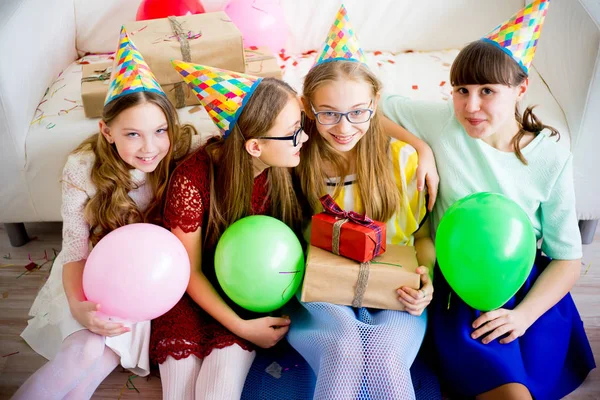 Девочки празднуют день рождения — стоковое фото