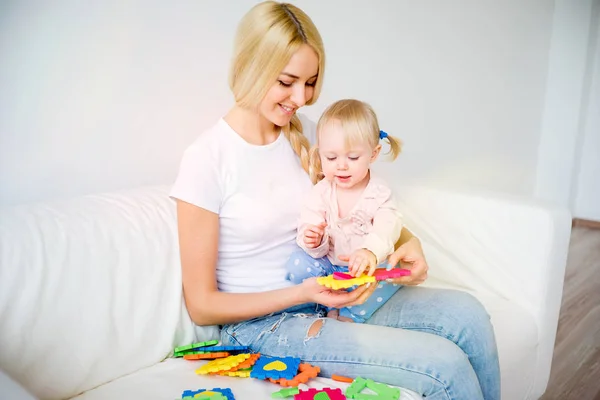 Mãe brincando com sua filha bebê — Fotografia de Stock